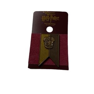The Wizarding World of Harry Potter Gryffindor Banner Pin Universal Studios New